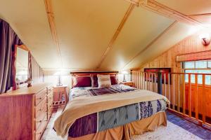 Ένα ή περισσότερα κρεβάτια σε δωμάτιο στο Sandy River Cabin