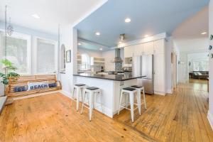 Dapur atau dapur kecil di Jakers Beach House- personal bar, steps to beach