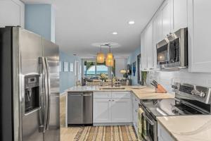 Kuchyň nebo kuchyňský kout v ubytování Lovely ocean-view condo with pools, hot tubs, private W/D, & central AC