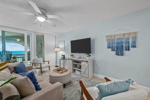 TV a/nebo společenská místnost v ubytování Lovely ocean-view condo with pools, hot tubs, private W/D, & central AC