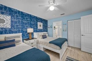 Postel nebo postele na pokoji v ubytování Lovely ocean-view condo with pools, hot tubs, private W/D, & central AC + 24 fotografií