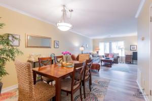 - une salle à manger et un salon avec une table et des chaises dans l'établissement 71 Springwood Villas, à Île de Hilton-Head