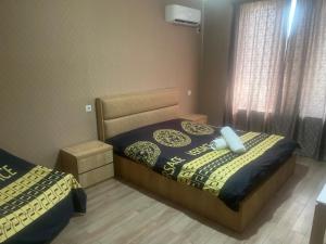 1 dormitorio con 2 camas y ventana en La Home, en Mtskheta