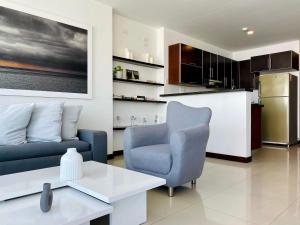 ein Wohnzimmer mit einem Sofa und einem Tisch in der Unterkunft Wonderful 2BR with impressive view in Cartagena de Indias