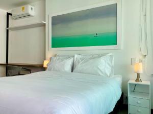 Un dormitorio con una cama blanca con una foto en la pared en Wonderful 2BR with impressive view, en Cartagena de Indias