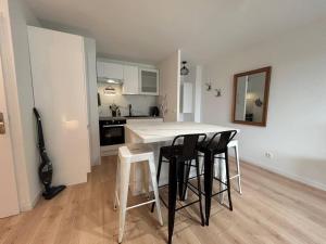 a kitchen with a table and chairs in a room at T2 cosy avec parking in Annemasse