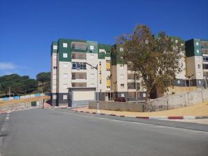 an empty street in front of a large building at Appartement F3 Fil-Fila Skikda in Skikda