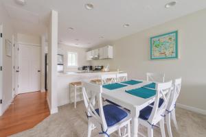 Imagen de la galería de Harborside condo - Walk to downtown and beaches, en South Haven