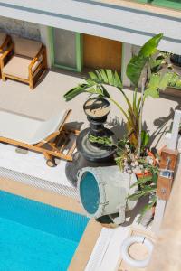 un modelo de casa con piscina en Brera Alacati - Special Category, en Alacati