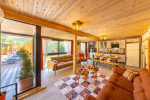 ein Wohnzimmer mit Sofa und Tisch in der Unterkunft Villa Nostalji Kalkan Bezirgan'da Havuzlu Villa in Bezirgân
