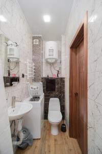 a bathroom with a toilet and a sink at Блакитна студия, Південний вокзал 5 хвилин in Kharkiv