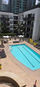 een groot zwembad voor een gebouw bij apartment in Los Angeles