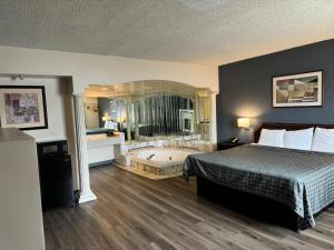 ein Hotelzimmer mit einem Bett und einer Badewanne in der Unterkunft Express Inn-Rahway in Rahway