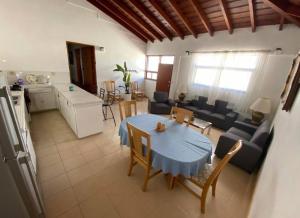 Il comprend une cuisine et un salon avec une table et des chaises. dans l'établissement casa y bungalows frente al mar, à Rosarito