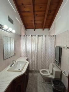 La salle de bains est pourvue de toilettes et d'un lavabo. dans l'établissement casa y bungalows frente al mar, à Rosarito