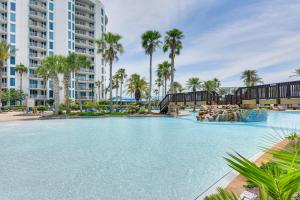 uma piscina num resort com palmeiras em Palms of Destin Poolside Oasis - Walk to Beach! em Destin