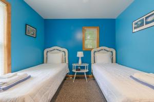 2 letti in una camera con pareti blu di Goshorn Lake #27 - Shared pool and Goshorn Lake beach access a Saugatuck