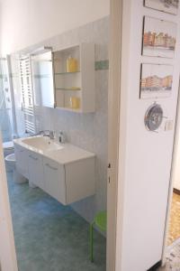 サンタ・マルゲリータ・リグレにあるCasa Margherita by PortofinoVacanzeの洗面台と鏡のある白いバスルーム +24枚の写真