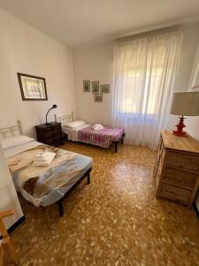 サンタ・マルゲリータ・リグレにあるCasa Margherita by PortofinoVacanzeのベッドが2つあり、窓がある部屋