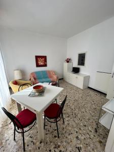 サンタ・マルゲリータ・リグレにあるCasa Margherita by PortofinoVacanzeの白いテーブルと椅子のあるリビングルーム