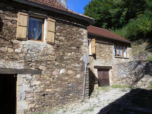 un edificio de piedra con una ventana y una señal de stop en La Picane, en Gagnac-sur-Cère