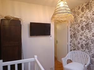 TV a/nebo společenská místnost v ubytování Gîte Coeur de broéliande