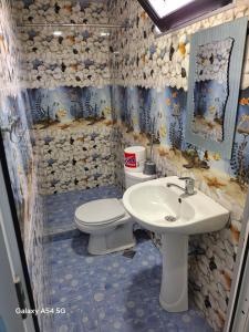 un bagno con un water e un lavandino di NINO a Kobuleti