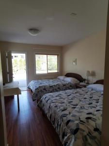 a bedroom with two beds and a window at Coquihalla Motel in Hope