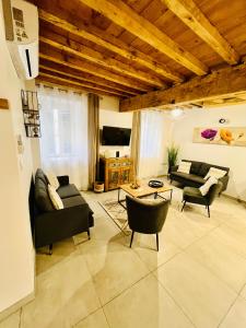 TV a/nebo společenská místnost v ubytování Les Gites d'Andréa - Chez Madame Yvon + 22 fotografií