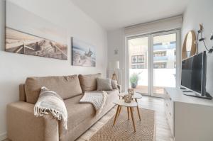 un soggiorno con un divano e una TV di Platinium Boho Holiday - Rewal z widokiem na morze przy plaży a Rewal