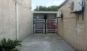 una entrada a un edificio con una puerta. en Apartamento Aeromar, Santa Marta, en Santa Marta