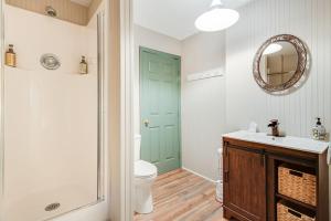 La salle de bains est pourvue de toilettes, d'un lavabo et d'un miroir. dans l'établissement Lake Lure Oasis in the Woods w/ Hot Tub & More!, à Lake Lure