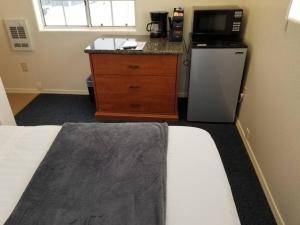 Zimmer mit einem Bett, einer Mikrowelle und einem Kühlschrank. in der Unterkunft 083A Affordable Getaway near South Rim Sleeps 6 in Valle
