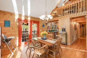 una sala da pranzo con tavolo e sedie in legno di Lake Lure Oasis in the Woods w/ Hot Tub & More! a Lake Lure