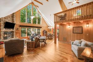 un soggiorno con pareti in legno e soffitto a volta di Lake Lure Oasis in the Woods w/ Hot Tub & More! a Lake Lure