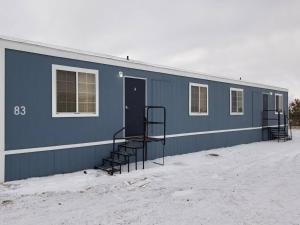 ein blaues Gebäude mit einer Seitentreppe in der Unterkunft 083A Affordable Getaway near South Rim Sleeps 6 in Valle