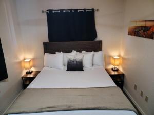 ein kleines Schlafzimmer mit einem Bett mit zwei Lampen in der Unterkunft 069A Private Studio with kitchen near South Rim Sleeps 4 in Valle