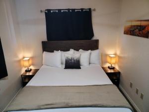 a small bedroom with a bed with two lamps at 069A The Grand Canyon Getaway Suite with Kitchenette Sleeps 4 in Valle