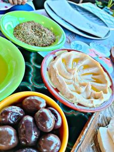 una mesa cubierta con platos de comida y postres en Dana star en Ḑānā