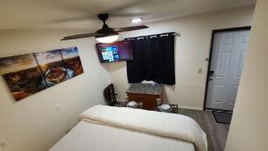 1 dormitorio con 1 cama y ventilador de techo en 069A Private Studio with kitchen near South Rim Sleeps 4, en Valle