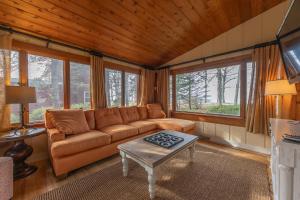 Χώρος καθιστικού στο Stunning Views of Lake Michigan - Beautiful Home