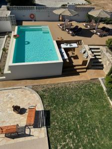 - une vue sur la piscine et la cour dans l'établissement Home21, à Asgourou
