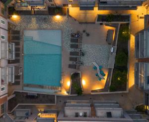 Bazén v ubytování Placemakr Downtown Austin nebo v jeho okolí