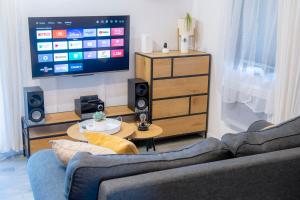 un soggiorno con divano e TV a schermo piatto di Domek Życiny nad Zalewem Chańcza a Życiny Altre 14 foto