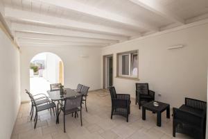 a living room with a table and chairs at Belvedere Apartments A in Marina di Mancaversa