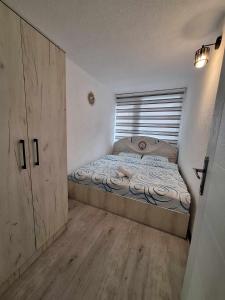 1 dormitorio pequeño con 1 cama en una habitación con ventana en Konak, en Plav