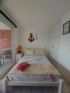 アングラ・ドス・レイスにあるPiratas Residenceのベッドルーム1室(赤い袋付きのベッド1台付)