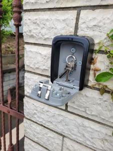 una llave en un buzón en una pared de ladrillo en A&A House en Berat