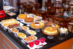 - un buffet composé de différents types de desserts et de tartes dans l'établissement Nobile Hotel Juiz de Fora, à Juiz de Fora