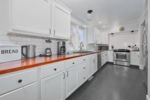 ソーガタックにあるLarge Home in Downtown Saugatuck & Pet Friendlyのギャラリーの写真